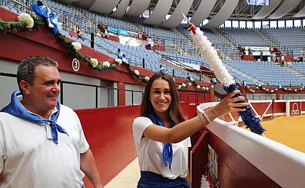 El todavía 'Chulo de banderillas' de la plaza de Donostia, Kike García, y su ayuda; con el tiempo ella será la única 'servidora de banderillas' de Illunbe. 