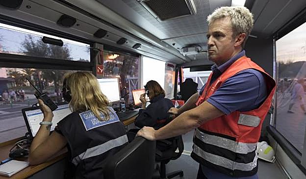 Jon Uranga, responsable de Protección Civil, controla que todo funcione antes de los Fuegos Artificiales en el Puesto de Mando Avanzado.