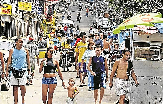 La belleza de la vista de Rio desde lo alto de Rocinha es la justa recompensa para quien se atreve a internarse en la favela . 