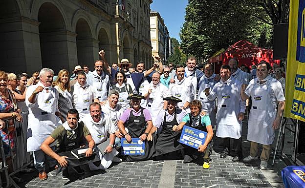 Los ganadores y el jurado posan tras la entrega de premios en el Concurso de Marmitako de Aste Nagusia