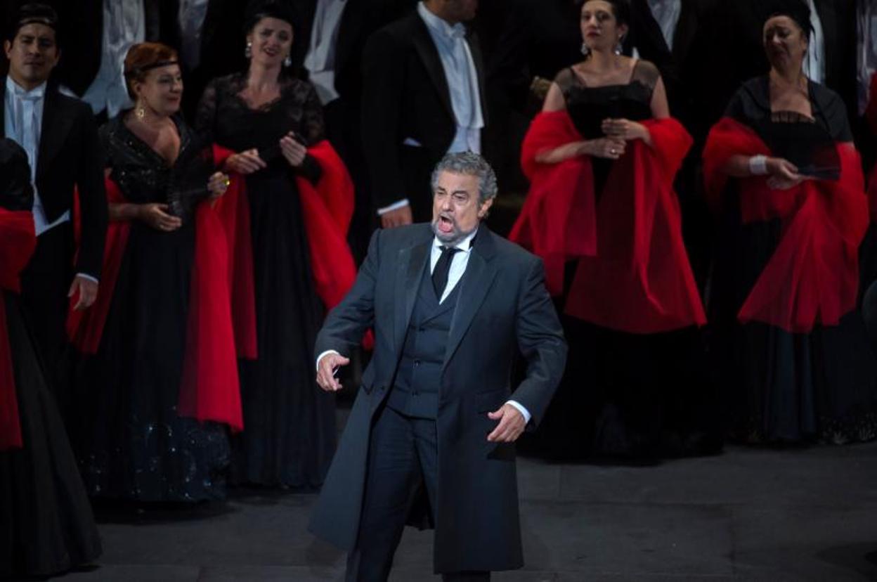 Plácido Domingo interpreta la ópera 'La Traviata' de Verdi, durante el festival Chorégies de Orange, en 2016. 