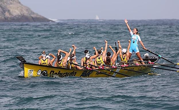 La tripulación aguilucha celebra su victoria en la Zarauzko Ikurriña por delante de Arraun Lagunak, Donostiarra y Hondarribia, sus rivales en la Liga Euskotren. 