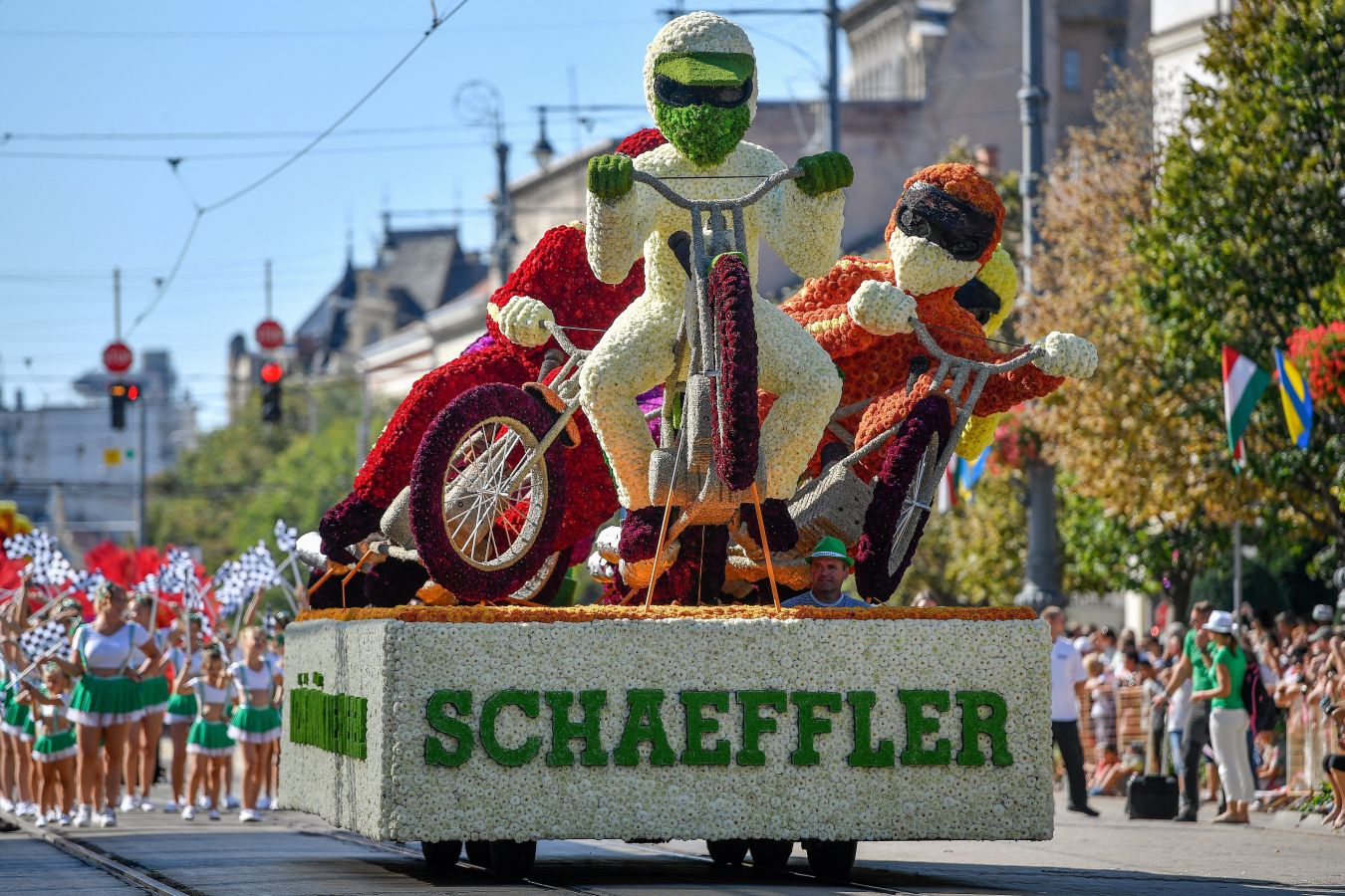 Fotos: Las carrozas florales visten Hungría