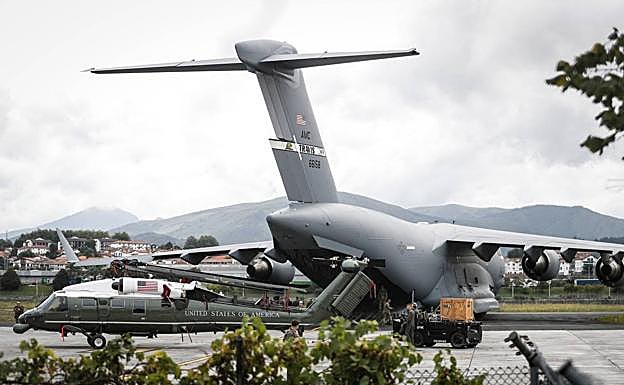 El avión de las fuerzas estadounidenses ha aterrizado este mediodía en Hondarribia. 