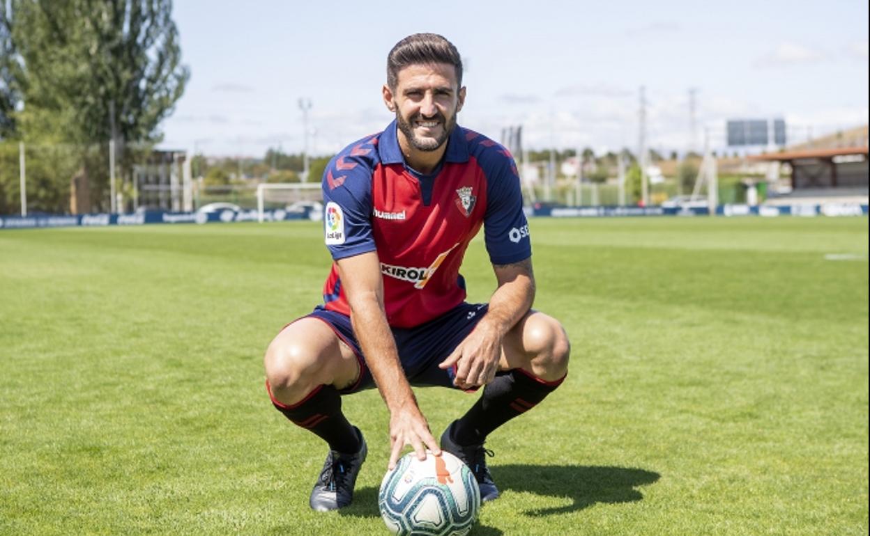 Navas posa con la camiseta de Osasuna. 
