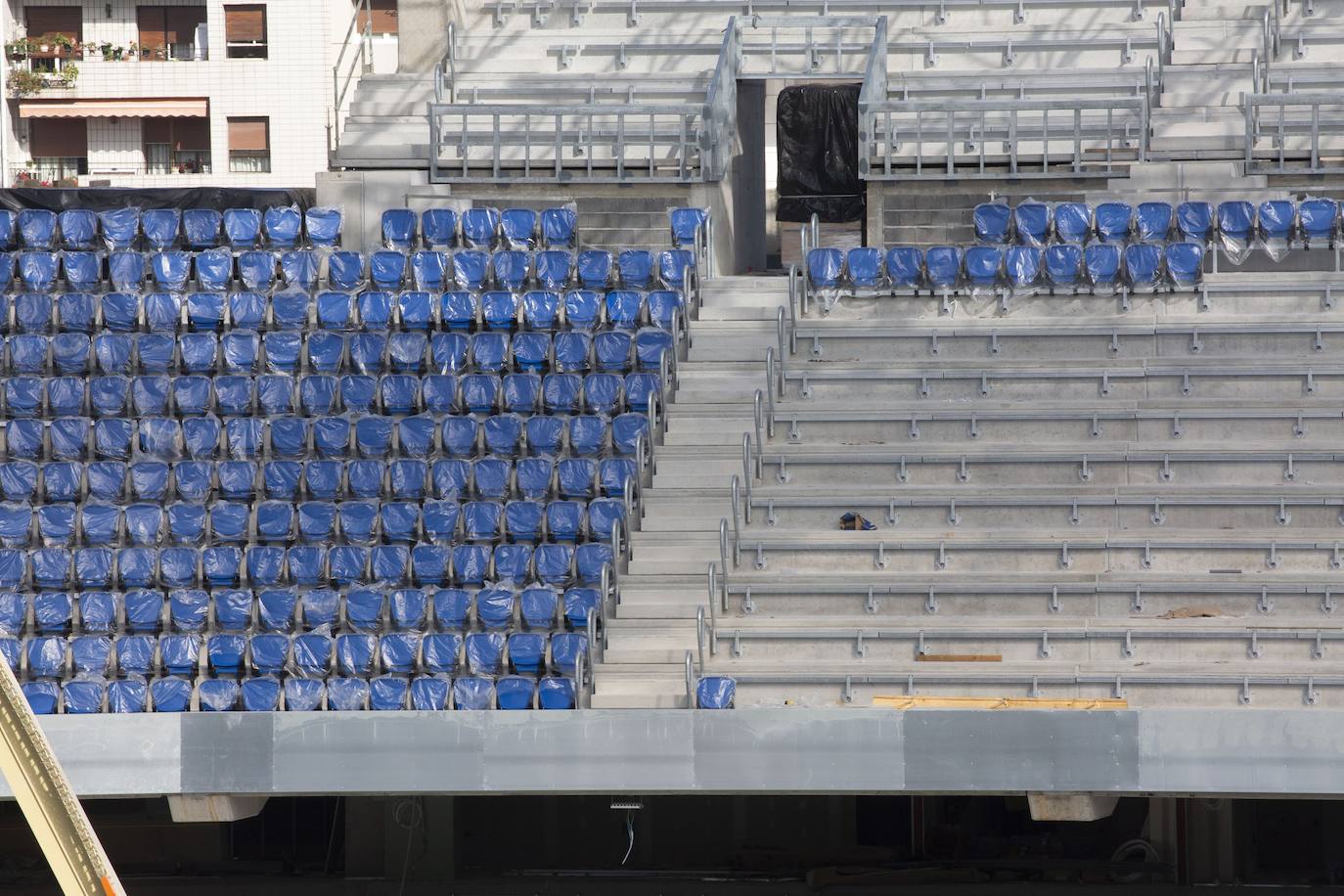 Fotos: Los nuevos asientos llegan al estadio de Anoeta