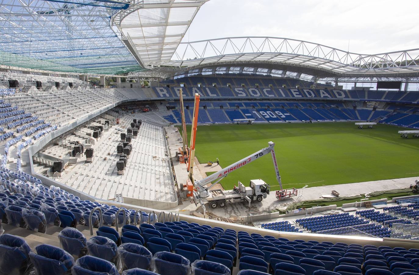 Fotos: Los nuevos asientos llegan al estadio de Anoeta