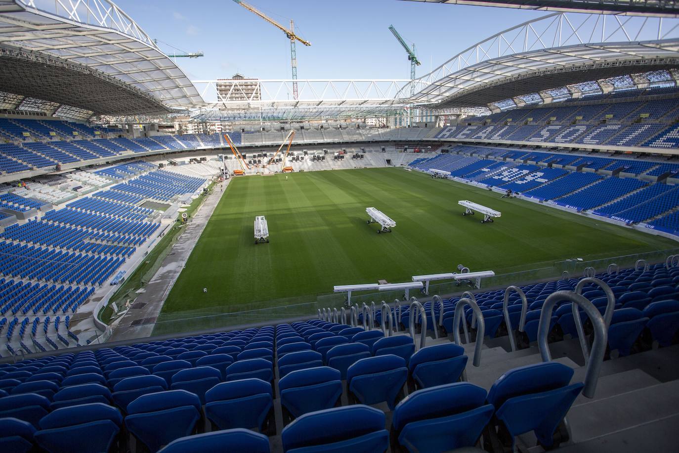 Fotos: Los nuevos asientos llegan al estadio de Anoeta
