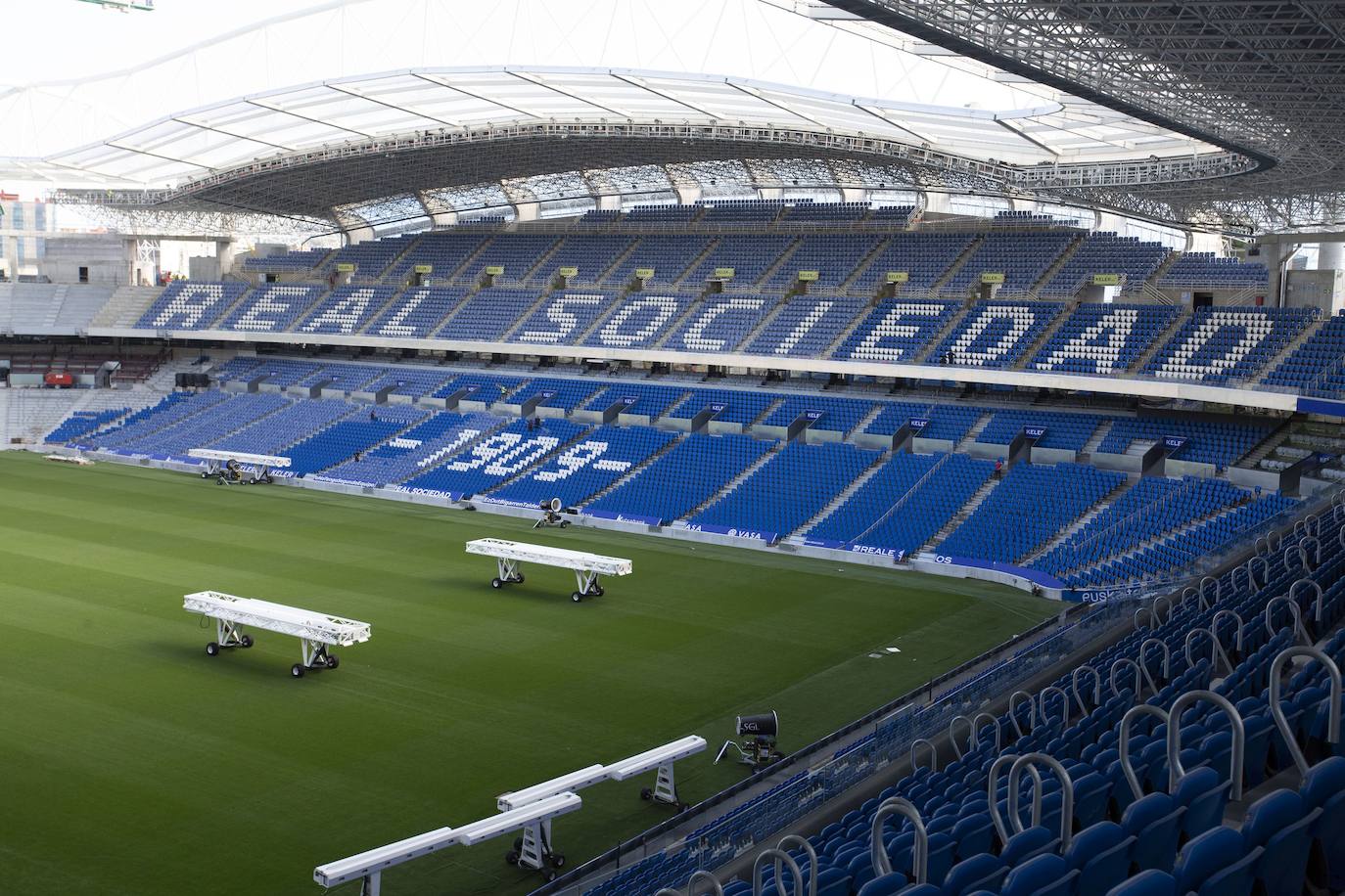 Fotos: Los nuevos asientos llegan al estadio de Anoeta