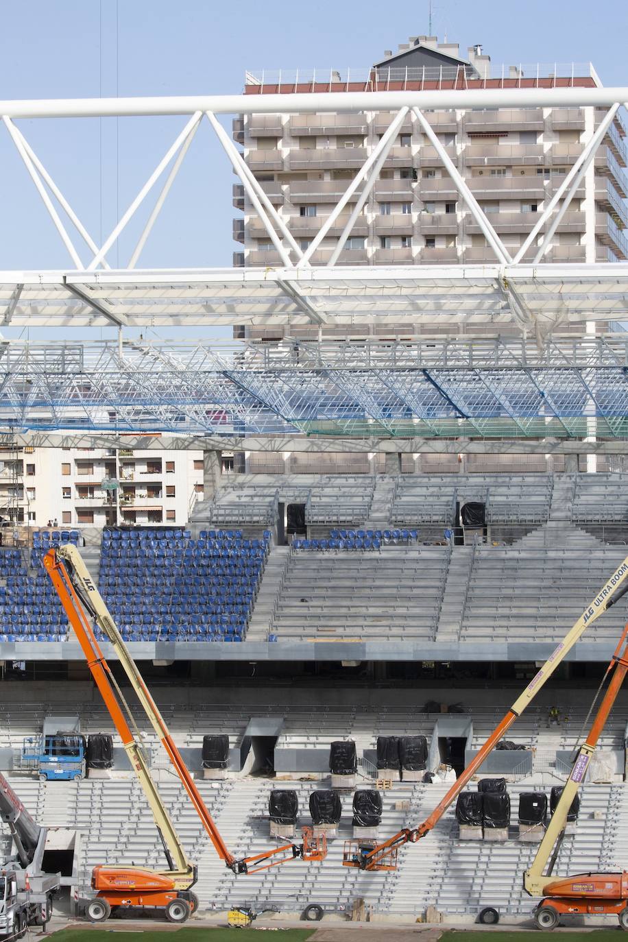 Fotos: Los nuevos asientos llegan al estadio de Anoeta