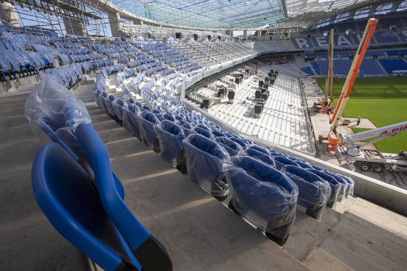 Fotos: Los nuevos asientos llegan al estadio de Anoeta