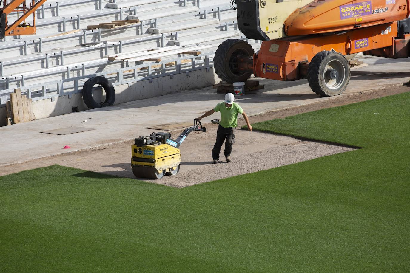 Fotos: Los nuevos asientos llegan al estadio de Anoeta