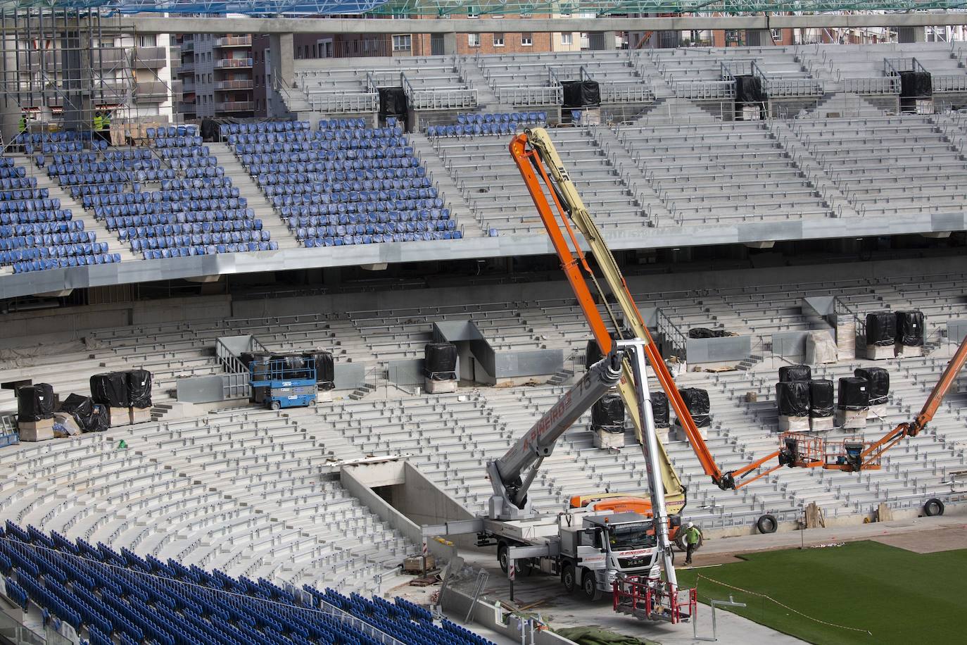 Fotos: Los nuevos asientos llegan al estadio de Anoeta