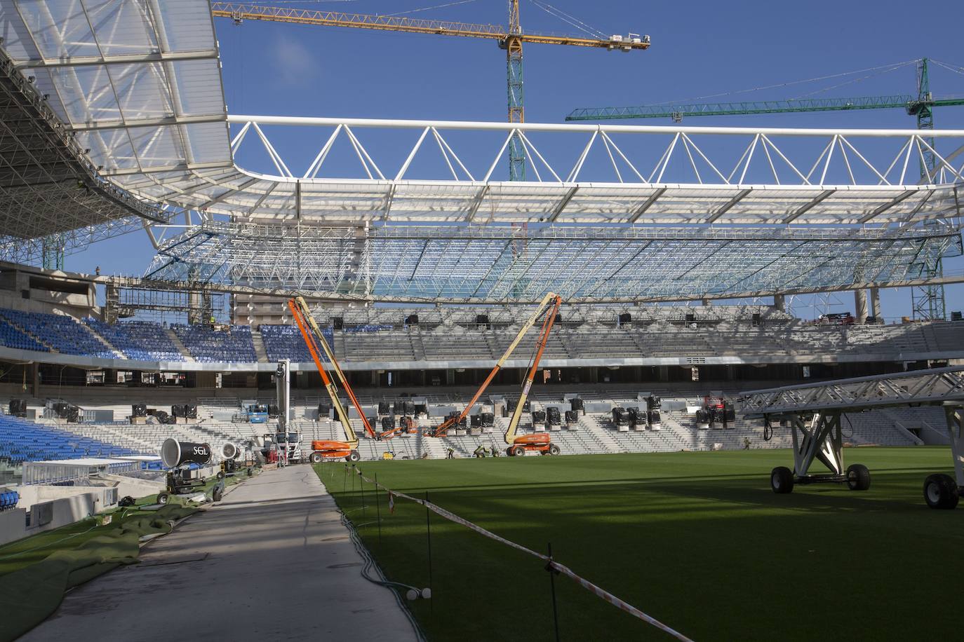 Fotos: Los nuevos asientos llegan al estadio de Anoeta