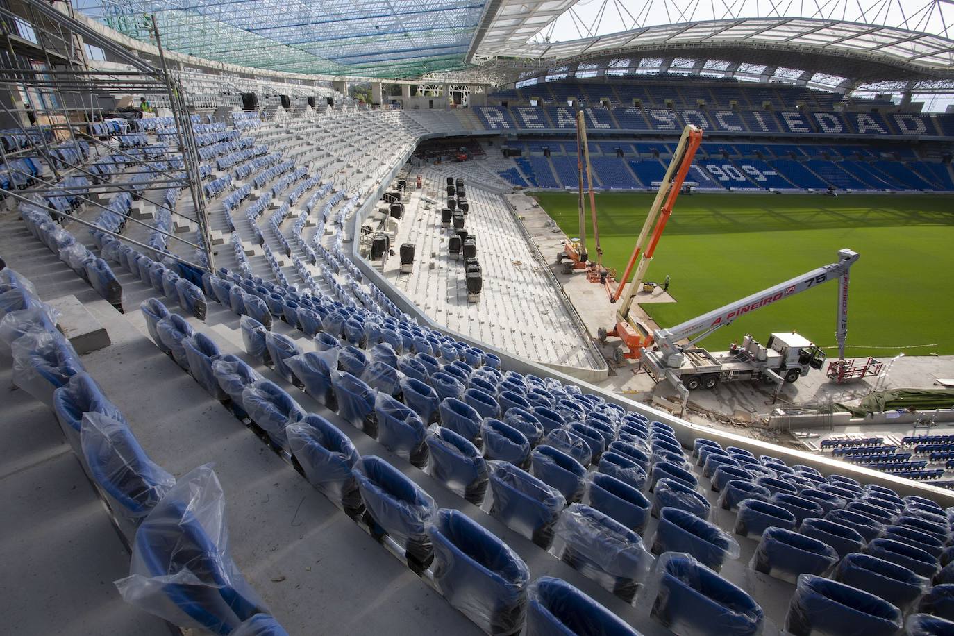 Fotos: Los nuevos asientos llegan al estadio de Anoeta
