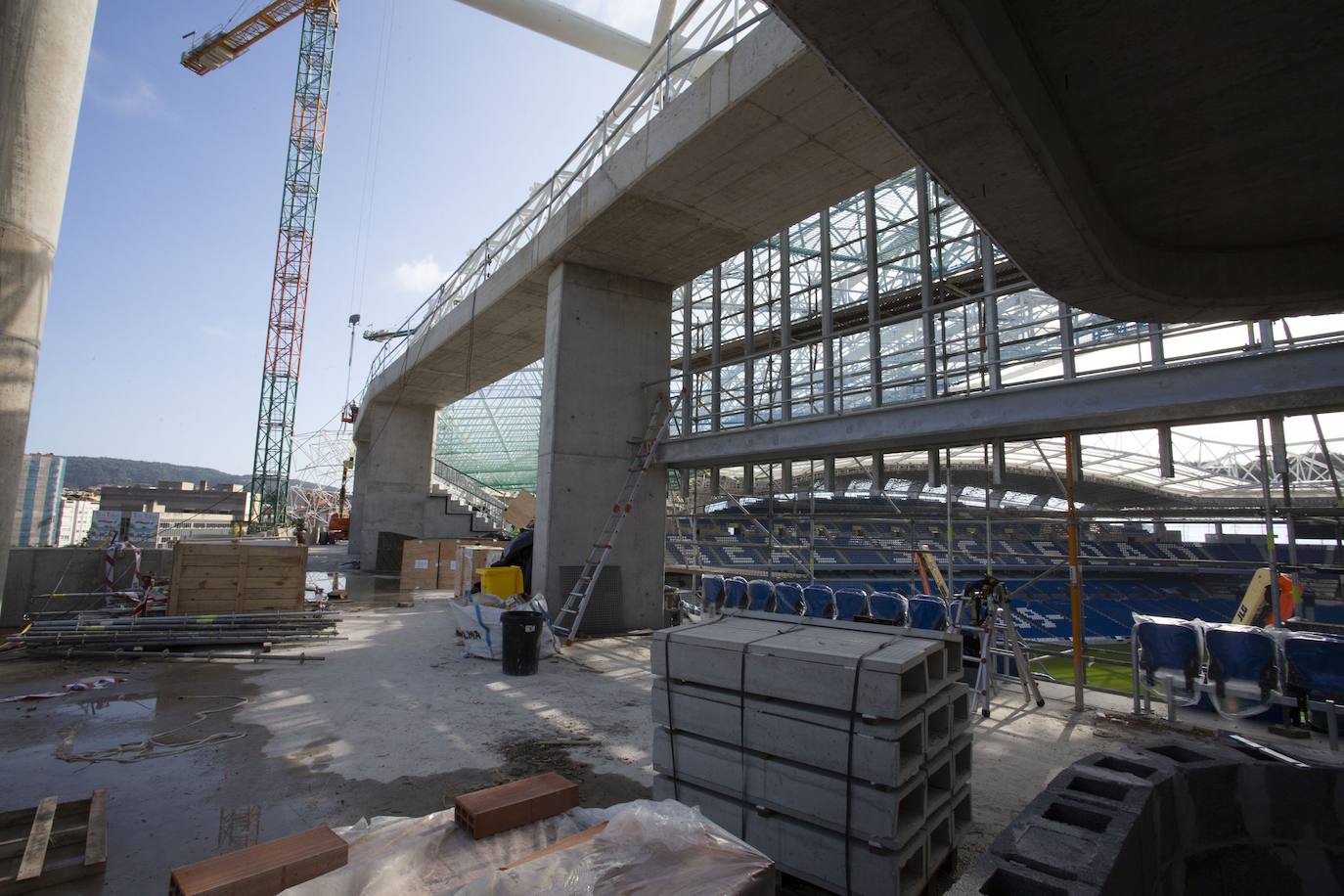 Fotos: Los nuevos asientos llegan al estadio de Anoeta