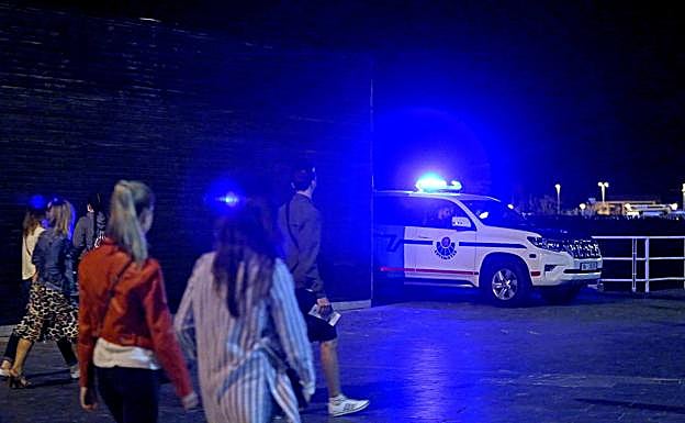 La Ertzaintza supervisa una de las zonas de mayor afluencia durante la Semana Grande. 