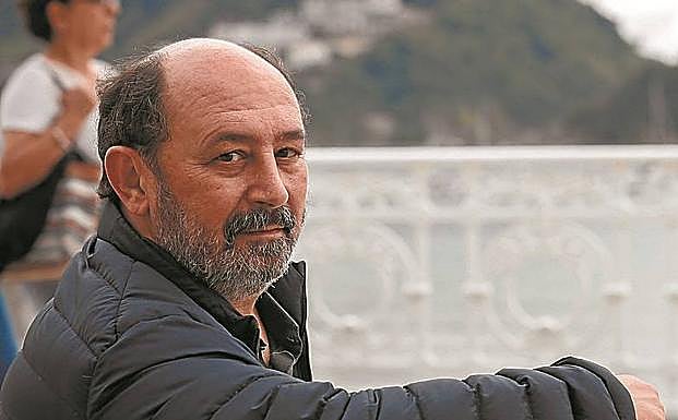 El escritor Adolfo García Ortega posa en el paseo de La Concha de San Sebastián. 