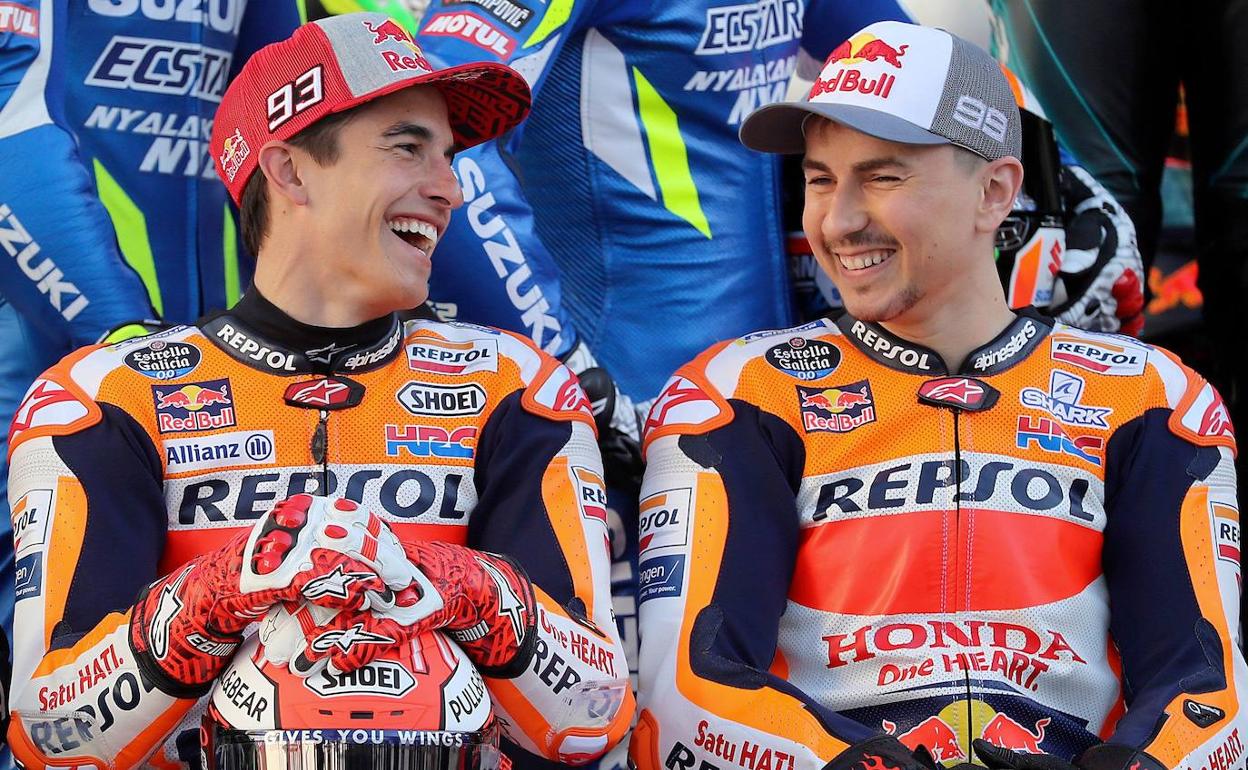 Marc Márquez y Jorge Lorenzo, charlando de forma amena.