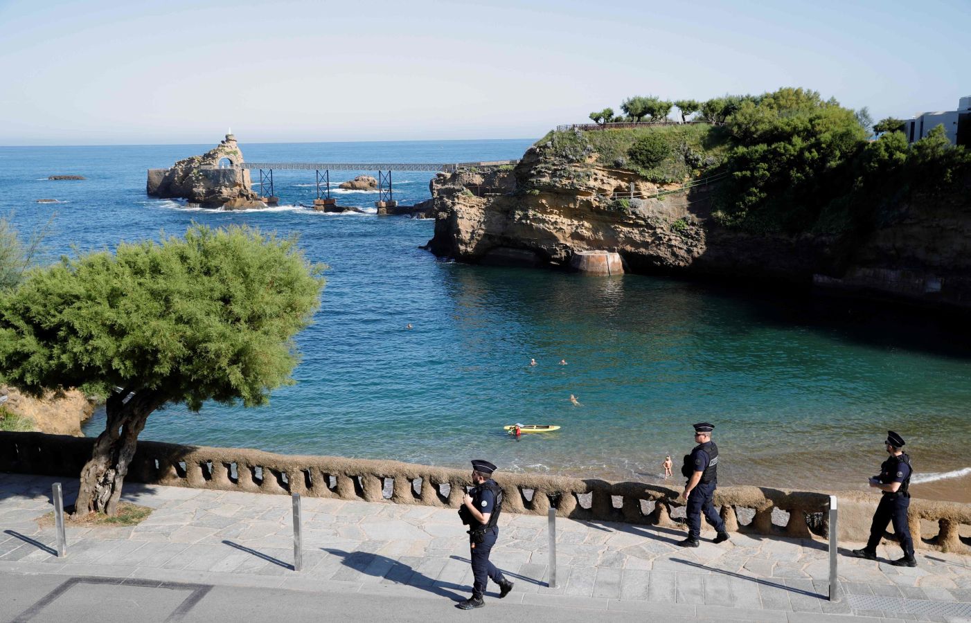 Un despliegue de seguridad sin precedentes blinda el G-7 mientras algunos ciudadanos muestran su descontento con protestas originales.