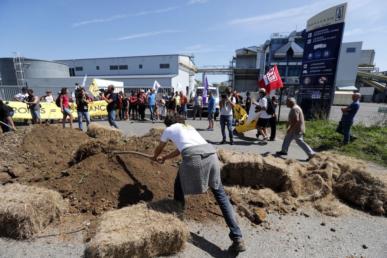 Un despliegue de seguridad sin precedentes blinda el G-7 mientras algunos ciudadanos muestran su descontento con protestas originales.