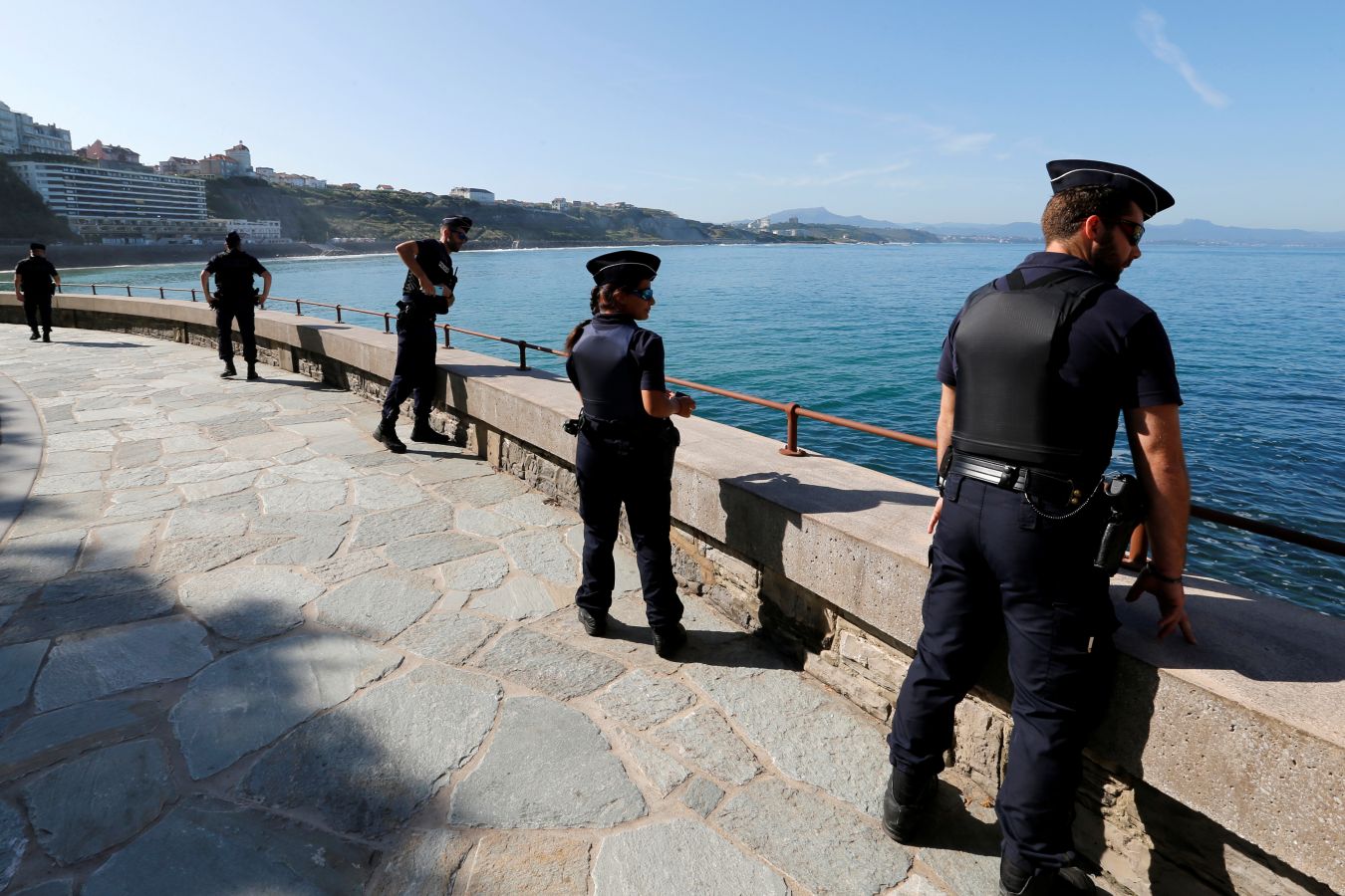 Un despliegue de seguridad sin precedentes blinda el G-7 mientras algunos ciudadanos muestran su descontento con protestas originales.
