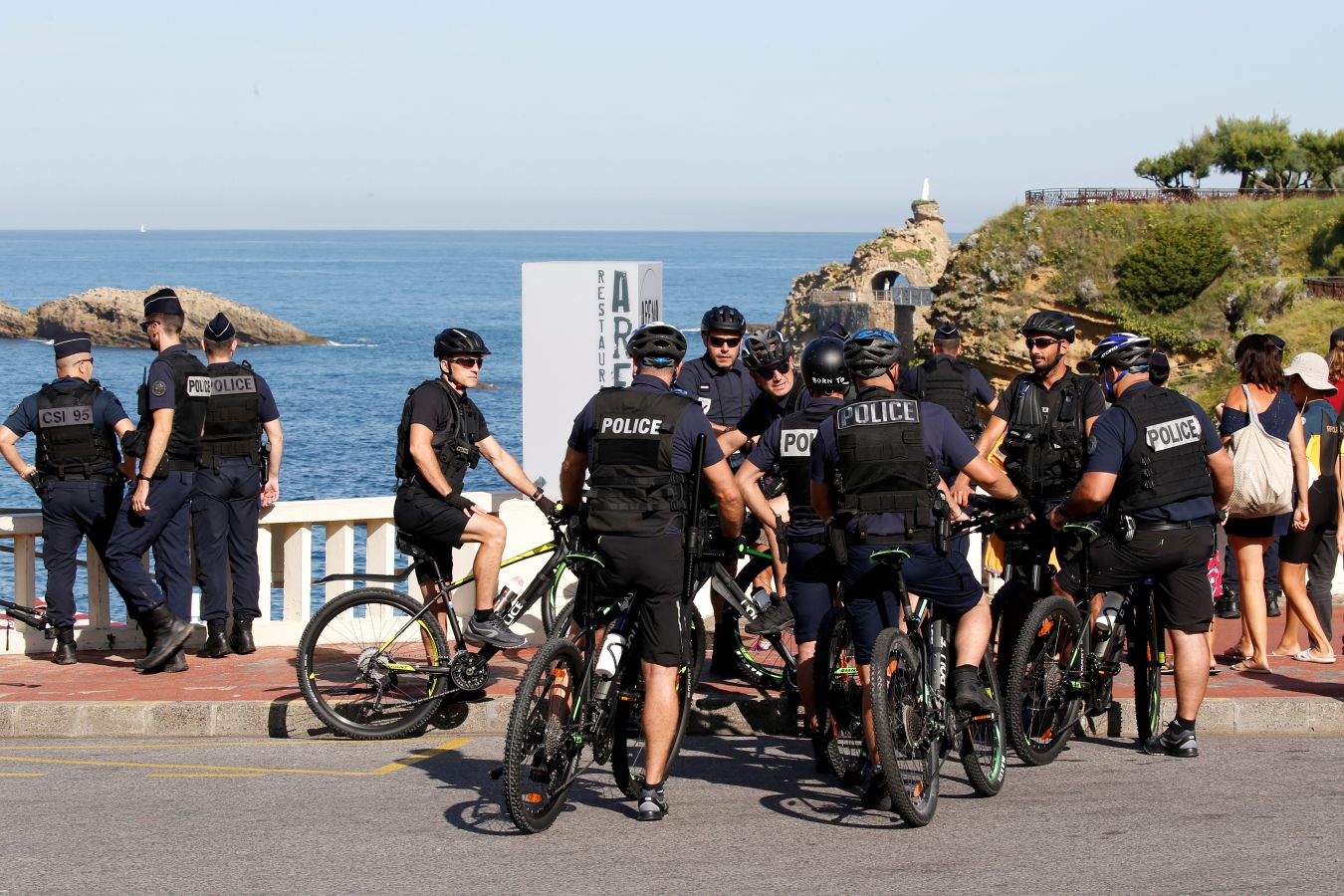Un despliegue de seguridad sin precedentes blinda el G-7 mientras algunos ciudadanos muestran su descontento con protestas originales.