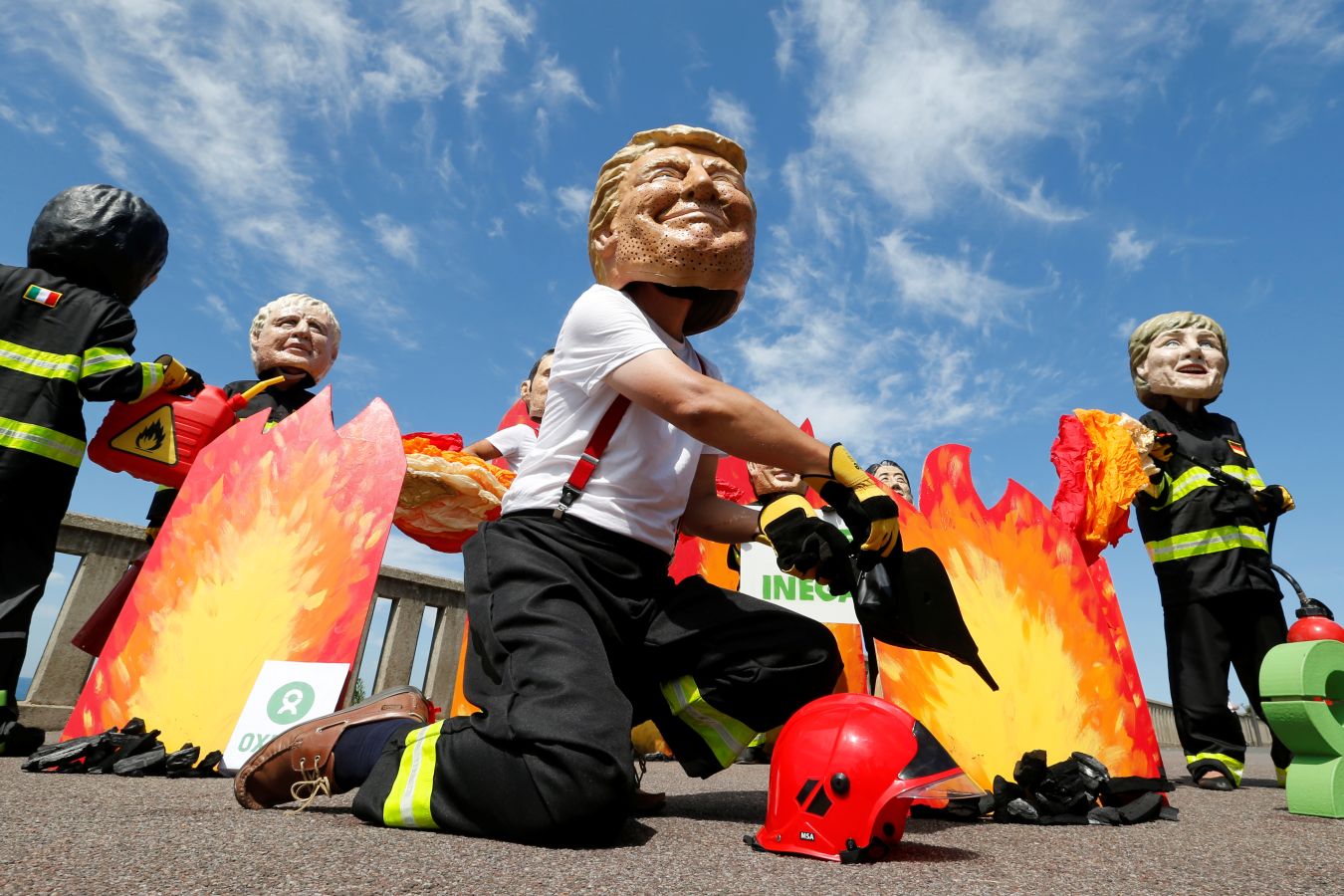 Un despliegue de seguridad sin precedentes blinda el G-7 mientras algunos ciudadanos muestran su descontento con protestas originales.