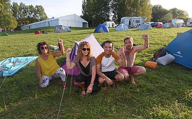 Imagen principal - Evhane y sus amigos llegaron el jueves al camping para disfrutar de los últimos días de la contracumbre..Greg monta su tienda en un hueco de la amplia explanada. Los voluntarios atienden a los recién llegados en la entrada.