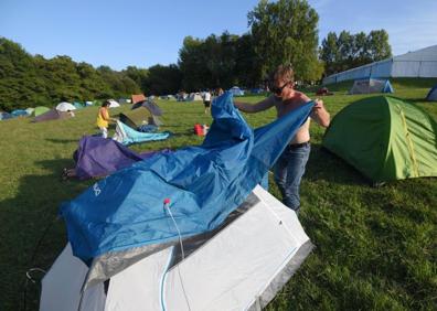 Imagen secundaria 1 - Evhane y sus amigos llegaron el jueves al camping para disfrutar de los últimos días de la contracumbre..Greg monta su tienda en un hueco de la amplia explanada. Los voluntarios atienden a los recién llegados en la entrada.