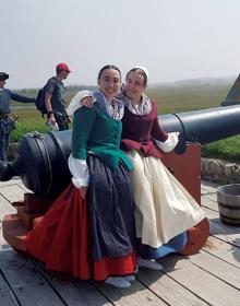 Imagen secundaria 2 - Amets Aranguren y Mirari Loyarte se encargan de introducir a los canadienses en una parte de su historia