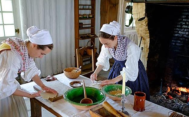 Imagen principal - Amets Aranguren y Mirari Loyarte se encargan de introducir a los canadienses en una parte de su historia