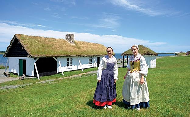 Amets Aranguren y Mirari Loyarte, ante la casa Desroches. 