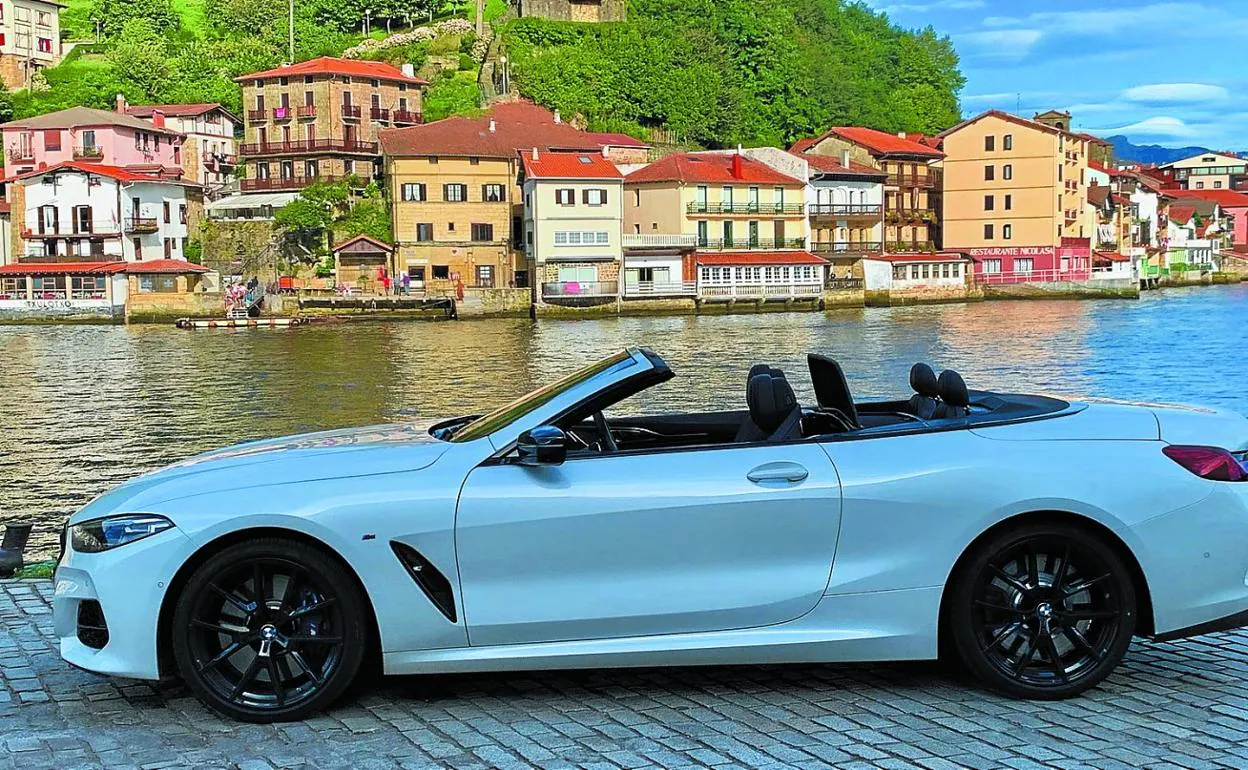 La silueta del BMW M850i es altamente atractiva y su capota se levanta en apenas 15 segundos, incluso en marcha.