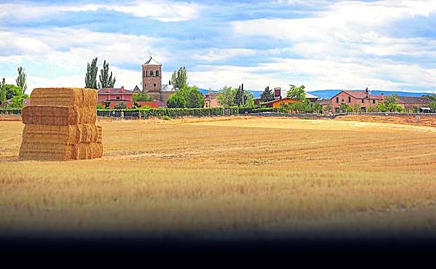 Un pueblo de soñadores. Vellosillo es hoy una localidad casi vacía que sueña con llenar sus tierras de pobladores. Jesús Iglesias (debajo) será el primer aventurero en apostar por las ayudas financieras de la 'startup rural' que han creado los vecinos.