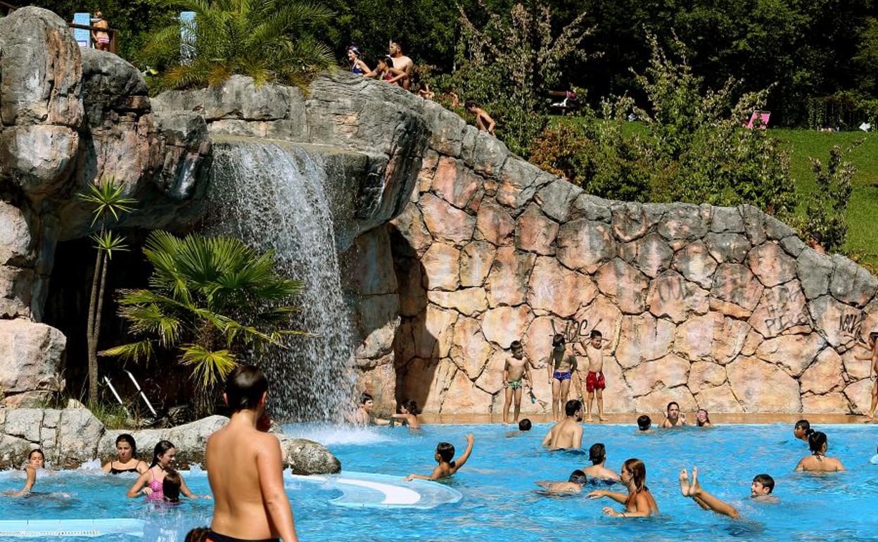 Las piscinas de Hernani son un gran reclamo para jóvenes y familias. 