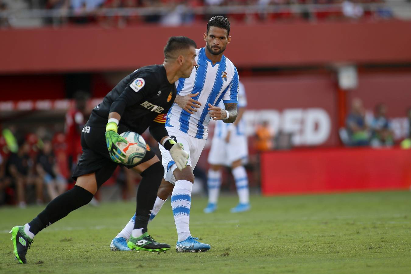 El recién ascendido Mallorca y la Real Sociedad se miden en Son Moix. 