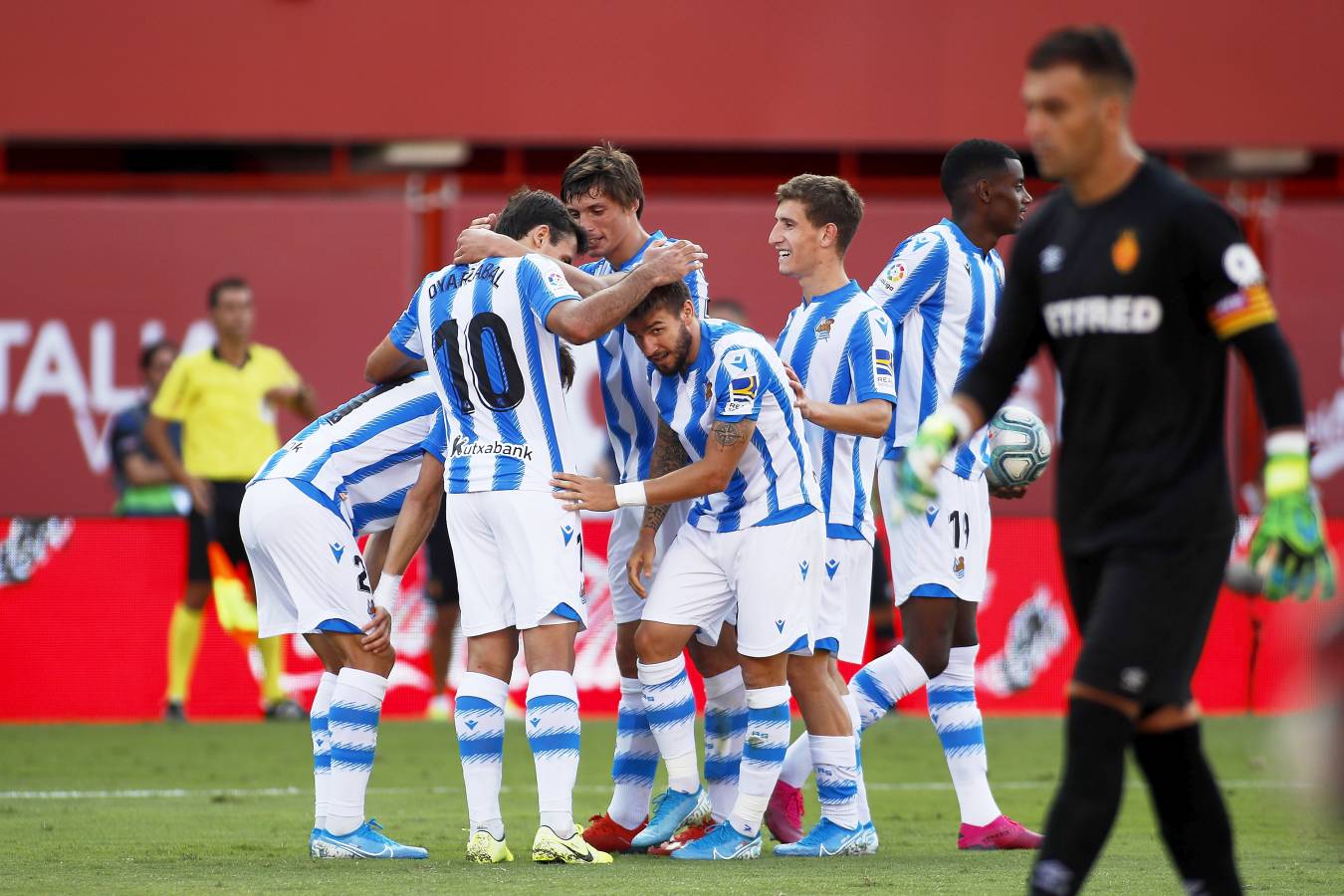 El recién ascendido Mallorca y la Real Sociedad se miden en Son Moix. 