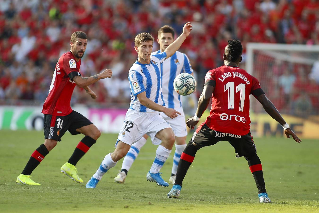El recién ascendido Mallorca y la Real Sociedad se miden en Son Moix. 