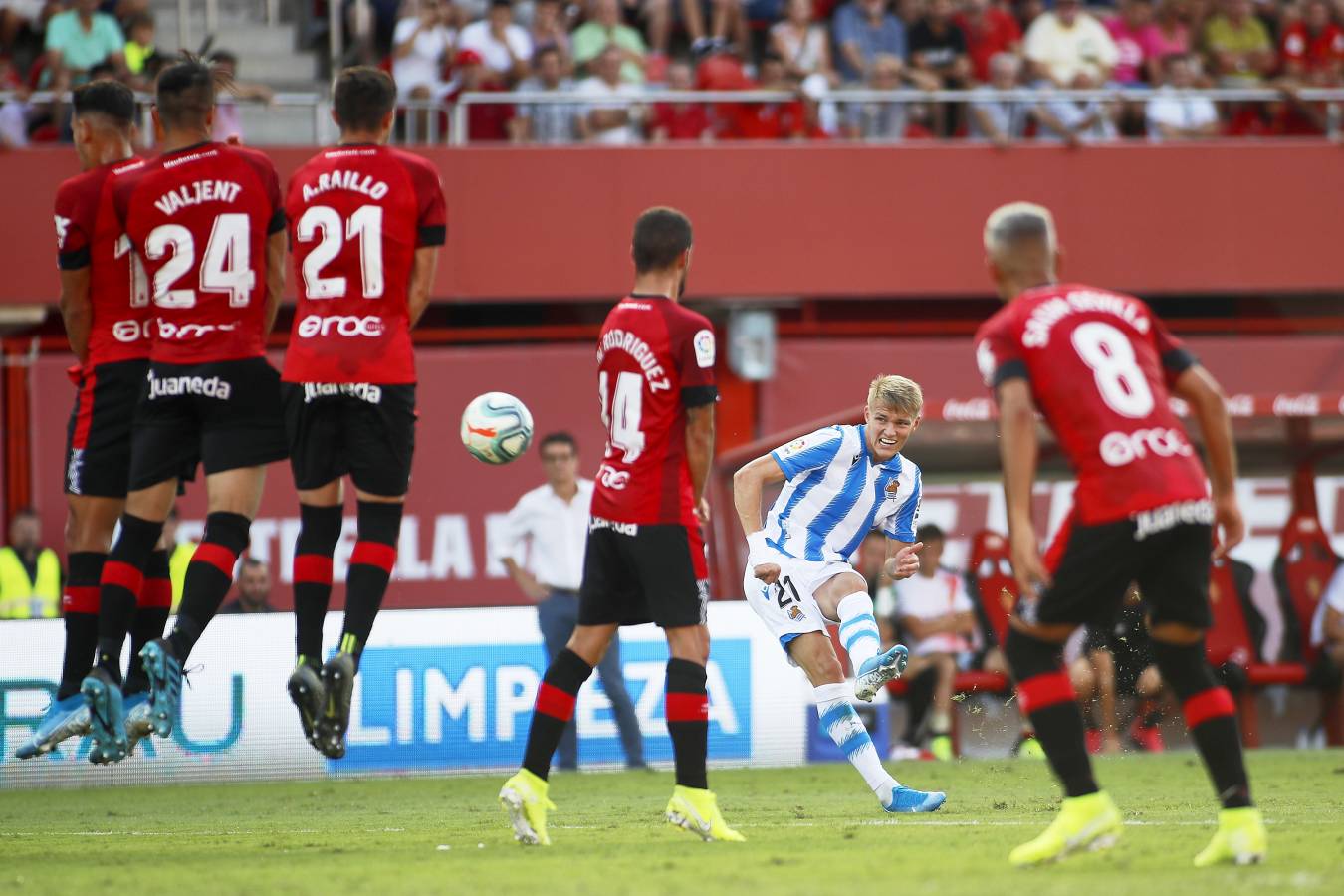 El recién ascendido Mallorca y la Real Sociedad se miden en Son Moix. 