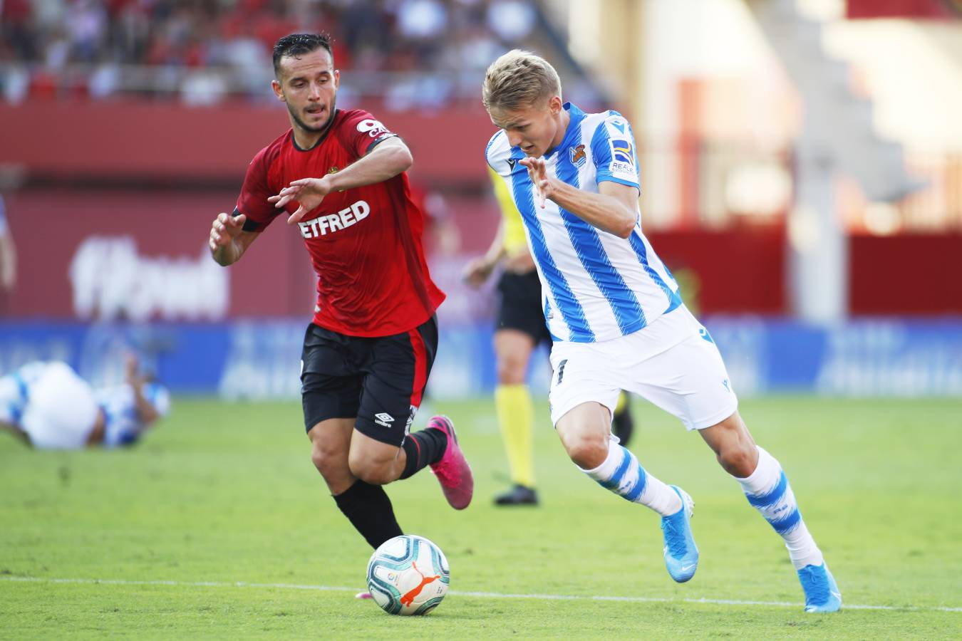 El recién ascendido Mallorca y la Real Sociedad se miden en Son Moix. 