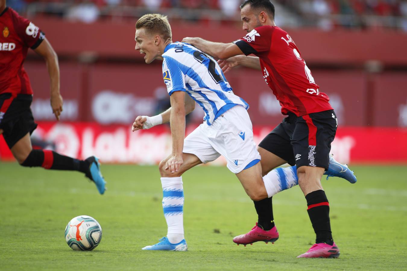 El recién ascendido Mallorca y la Real Sociedad se miden en Son Moix. 