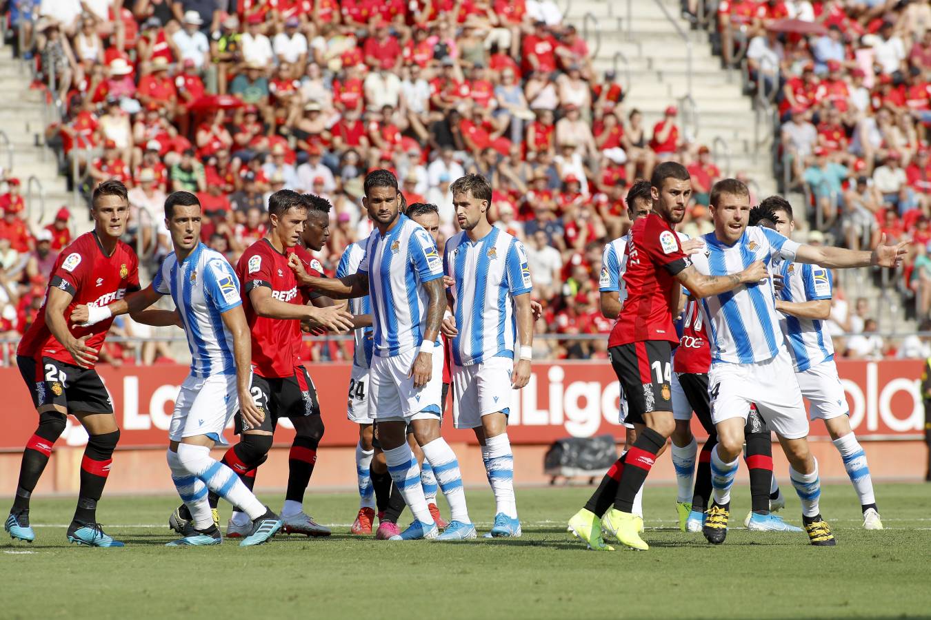 El recién ascendido Mallorca y la Real Sociedad se miden en Son Moix. 