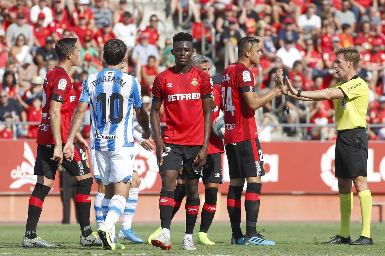 El recién ascendido Mallorca y la Real Sociedad se miden en Son Moix. 
