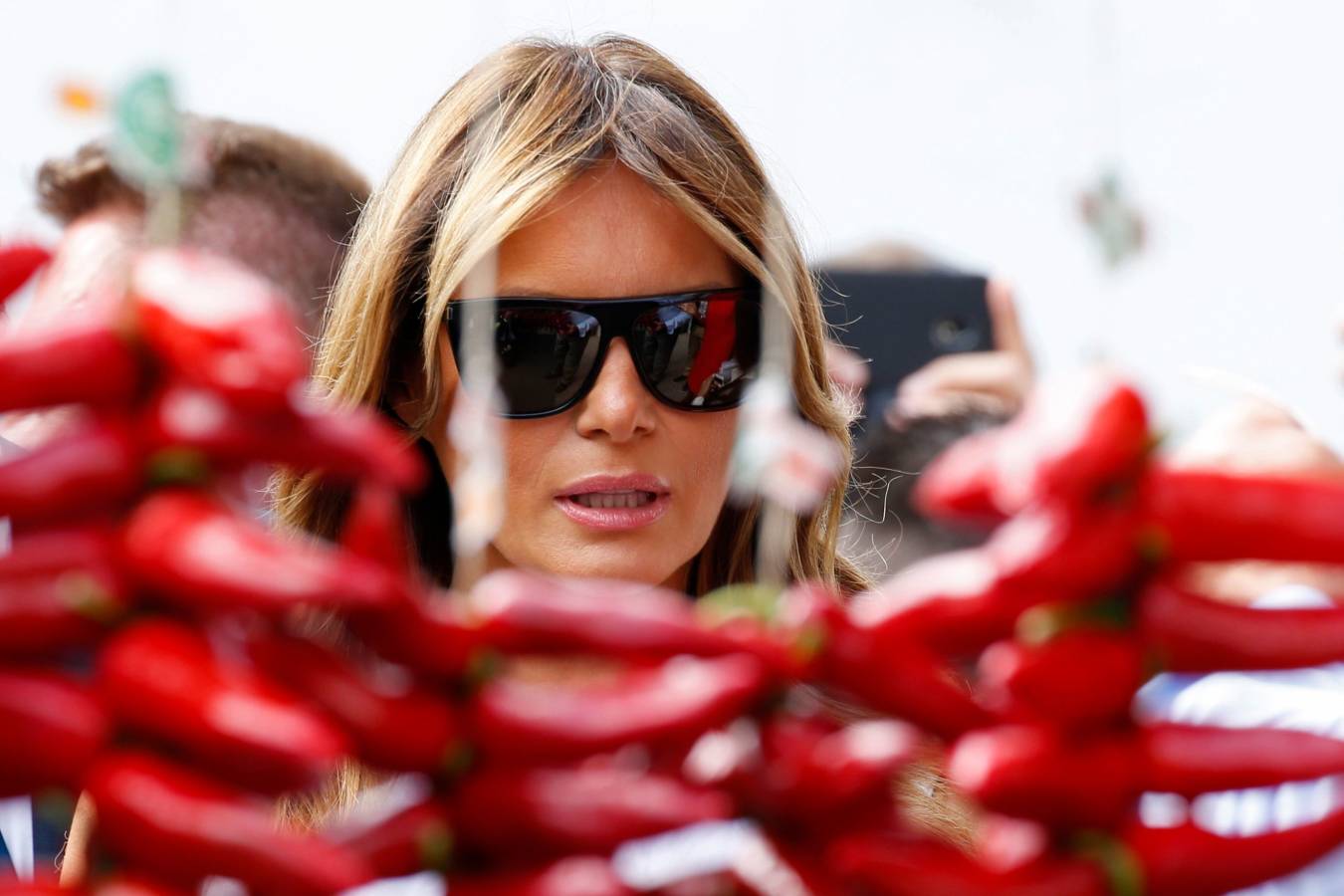 Mientras ellos (y Merkel) se reunían en Biarritz con motivo de la cumbre del G-7, ellas han aprovechado para realizar de forma conjunta diferentes actividades. Han ido a comprar pimientos, han presenciado un aurresku, han visto un partido de pelota... No han parado. 