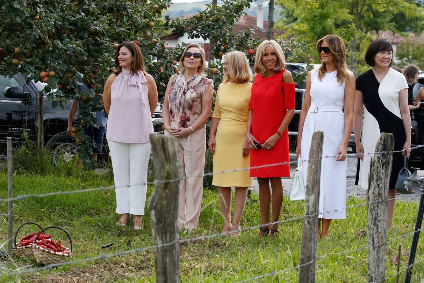 Mientras ellos (y Merkel) se reunían en Biarritz con motivo de la cumbre del G-7, ellas han aprovechado para realizar de forma conjunta diferentes actividades. Han ido a comprar pimientos, han presenciado un aurresku, han visto un partido de pelota... No han parado. 