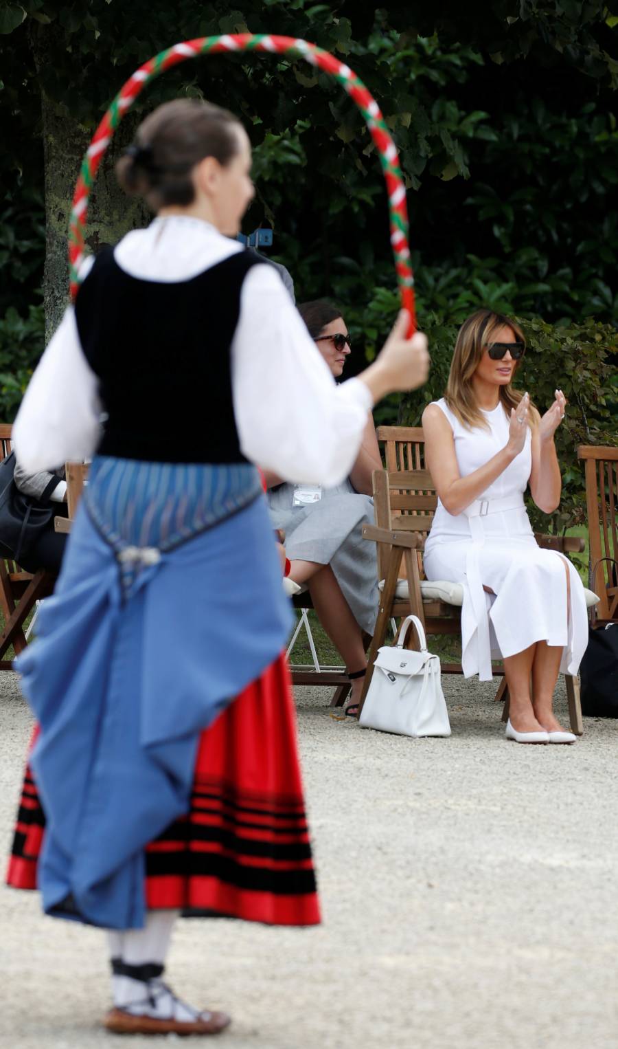 Mientras ellos (y Merkel) se reunían en Biarritz con motivo de la cumbre del G-7, ellas han aprovechado para realizar de forma conjunta diferentes actividades. Han ido a comprar pimientos, han presenciado un aurresku, han visto un partido de pelota... No han parado. 