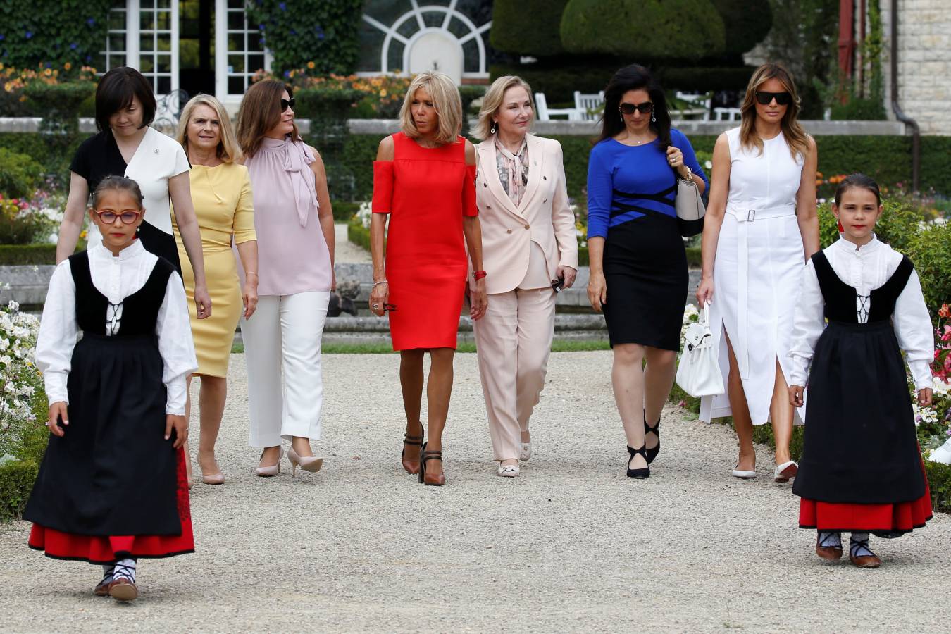 Mientras ellos (y Merkel) se reunían en Biarritz con motivo de la cumbre del G-7, ellas han aprovechado para realizar de forma conjunta diferentes actividades. Han ido a comprar pimientos, han presenciado un aurresku, han visto un partido de pelota... No han parado. 