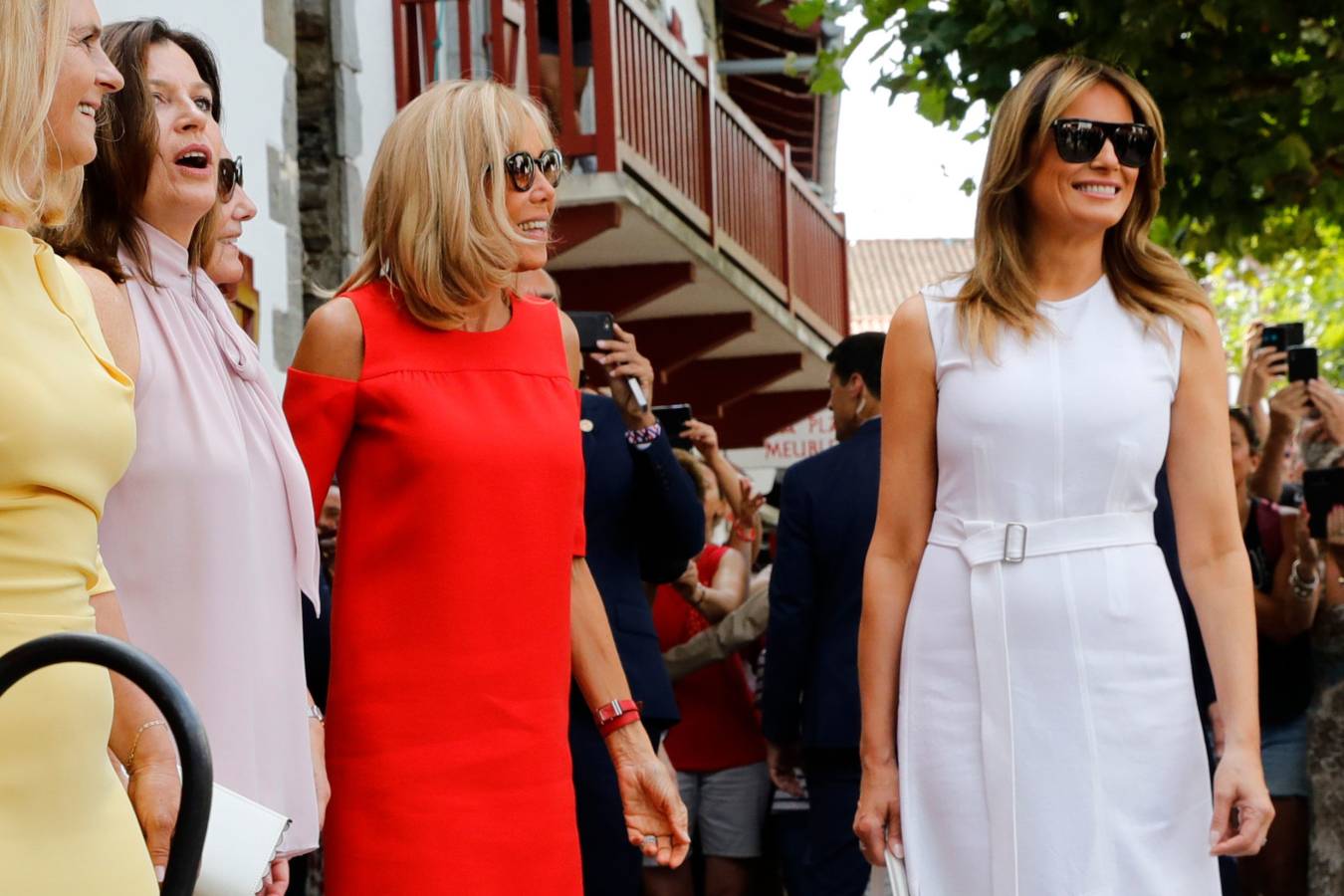Mientras ellos (y Merkel) se reunían en Biarritz con motivo de la cumbre del G-7, ellas han aprovechado para realizar de forma conjunta diferentes actividades. Han ido a comprar pimientos, han presenciado un aurresku, han visto un partido de pelota... No han parado. 