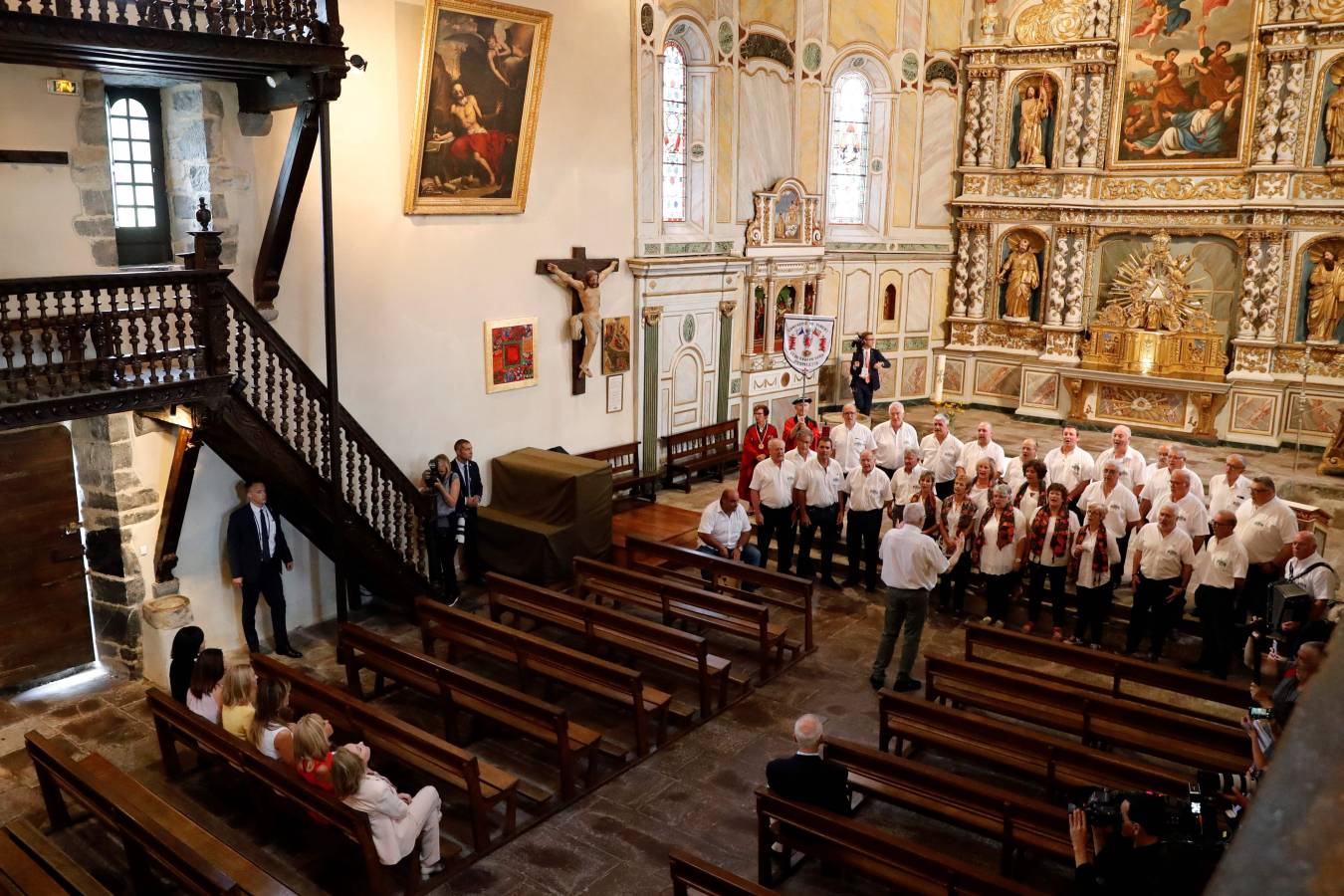 Mientras ellos (y Merkel) se reunían en Biarritz con motivo de la cumbre del G-7, ellas han aprovechado para realizar de forma conjunta diferentes actividades. Han ido a comprar pimientos, han presenciado un aurresku, han visto un partido de pelota... No han parado. 